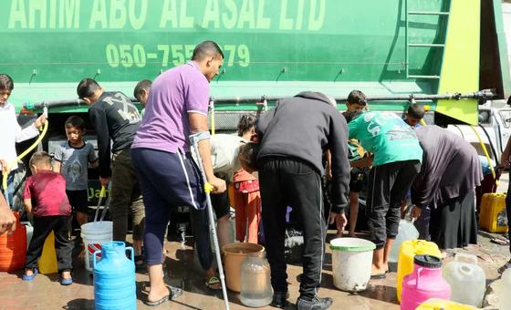 "إنقاذ للنازحين في حوالي 300 خيمة"، شاحنات أممية تحمل المياه والأمل للناس في غزة