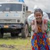 Une femme porte de la nourriture fournie par l'ONU à Goma, en République démocratique du Congo.