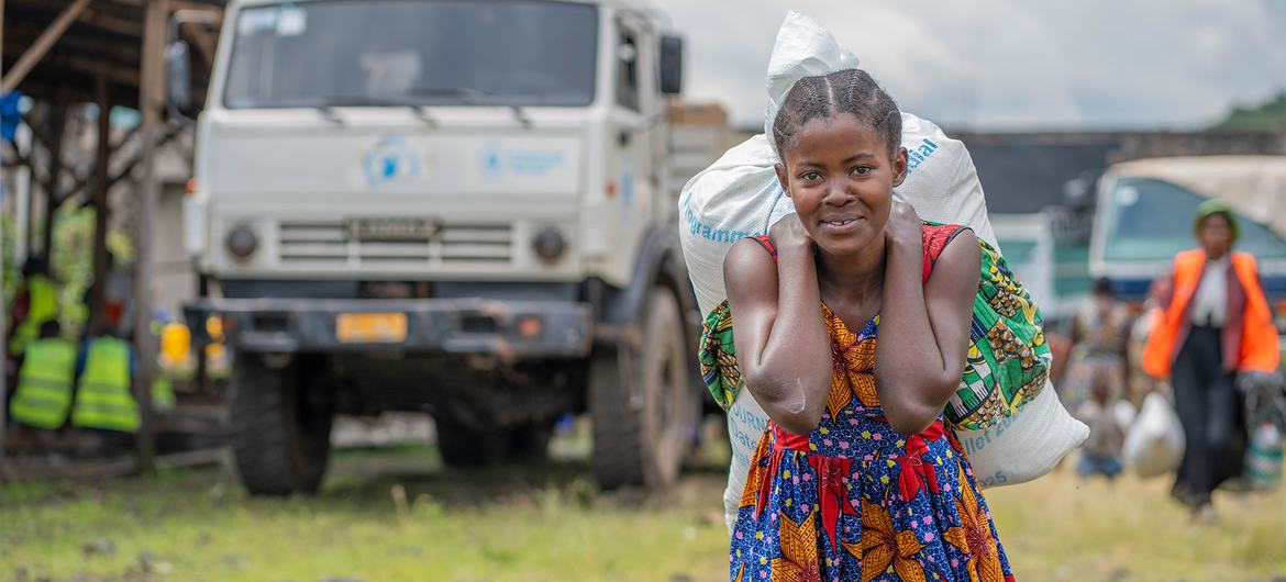 امرأة تحمل طعاما قدمته الأمم المتحدة في غوما، جمهورية الكونغو الديمقراطية.