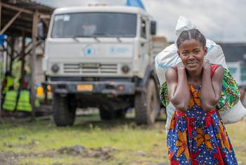Une femme porte de la nourriture fournie par l'ONU à Goma, en République démocratique du Congo.