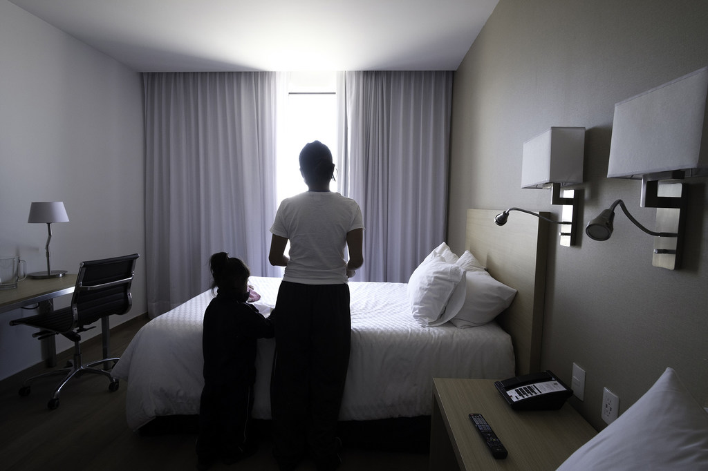 Una víctima de la violencia de género, junto con su hija, en un hotel refugio para mujeres en México.