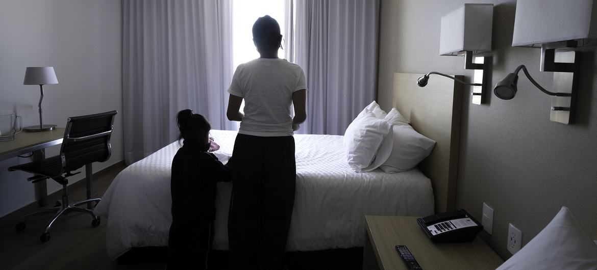 Una víctima de la violencia de género, junto con su hija, en un hotel refugio para mujeres en México.