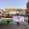 متظاهرون شباب يحملون أعلاما في أحد شوارع العاصمة الخرطوم.
