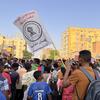 متظاهرون يحملون أعلام لجان المقاومة في العاصمة السودانية الخرطوم.