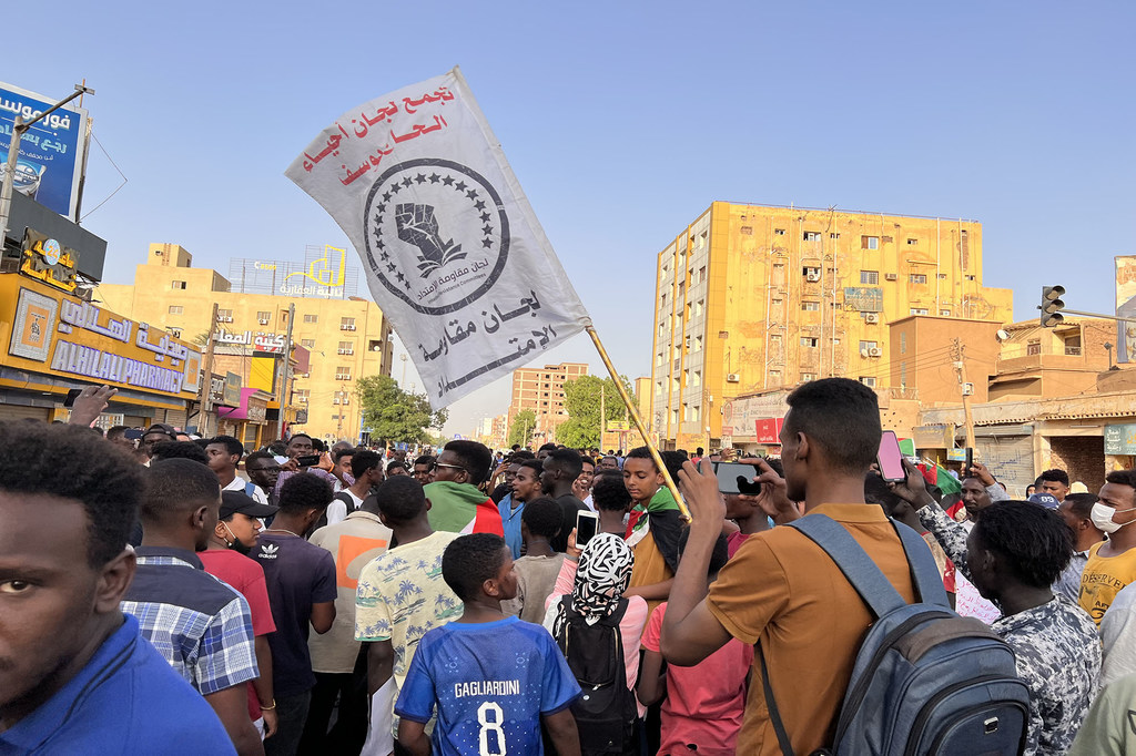 متظاهرون يحملون أعلام لجان المقاومة في العاصمة السودانية الخرطوم.