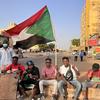 متظاهرون شباب يحملون العلم السوداني في شارع المؤسسة في الخرطوم بحري، السودان.
