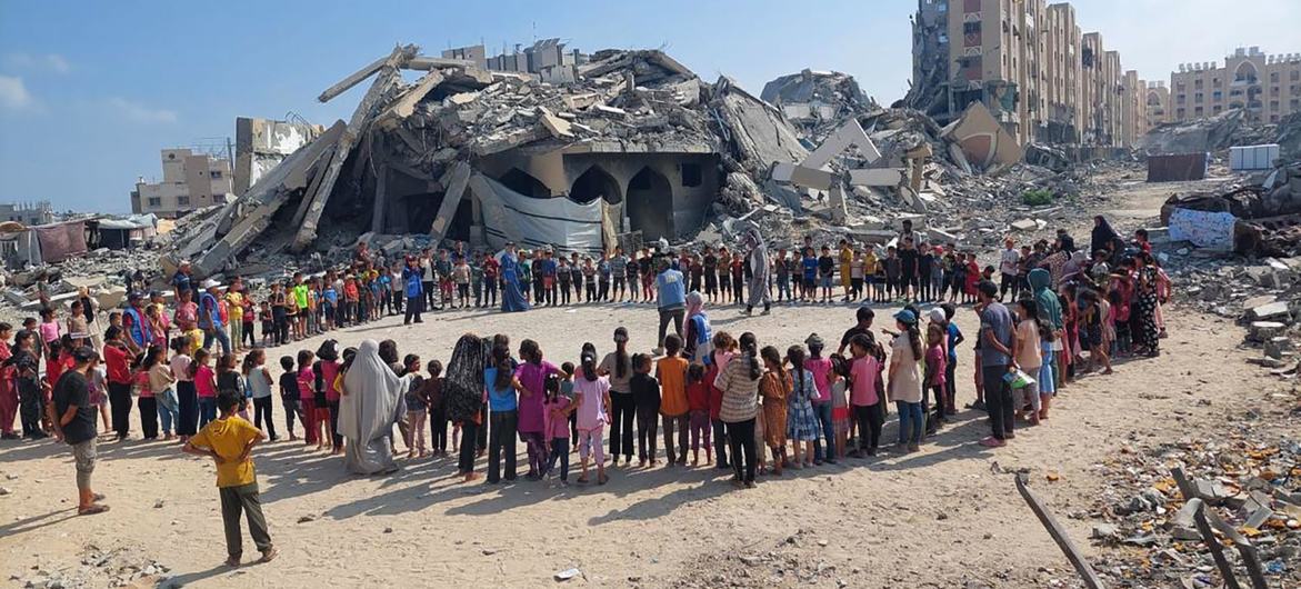 Em meio ao deslocamento forçado contínuo e à destruição em Gaza, as crianças estão recebendo um apoio psicossocial crucial