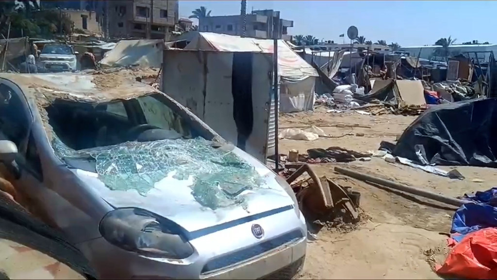 Gari lililoharibika likiwa na kioo cha mbele kilichovunjika katika kambi ya wakimbizi huko Mawasi Khan Younis, Gaza.