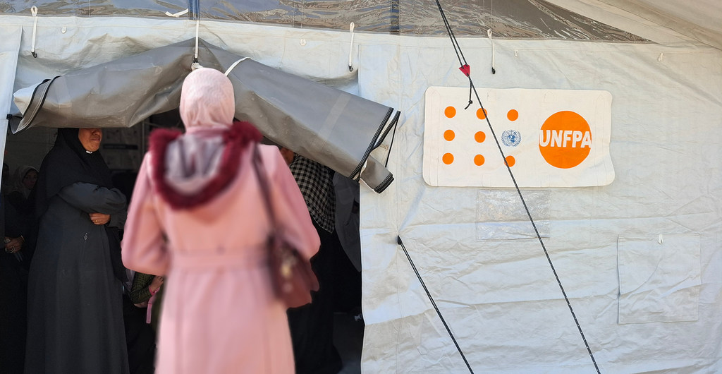 Wanawake na wasichana wanatafuta usaidizi katika eneo salama linaloungwa mkono na UNFPA huko Gaza. Wanawake na wasichana wanatafuta usaidizi katika eneo salama linaloungwa mkono na UNFPA huko Gaza.