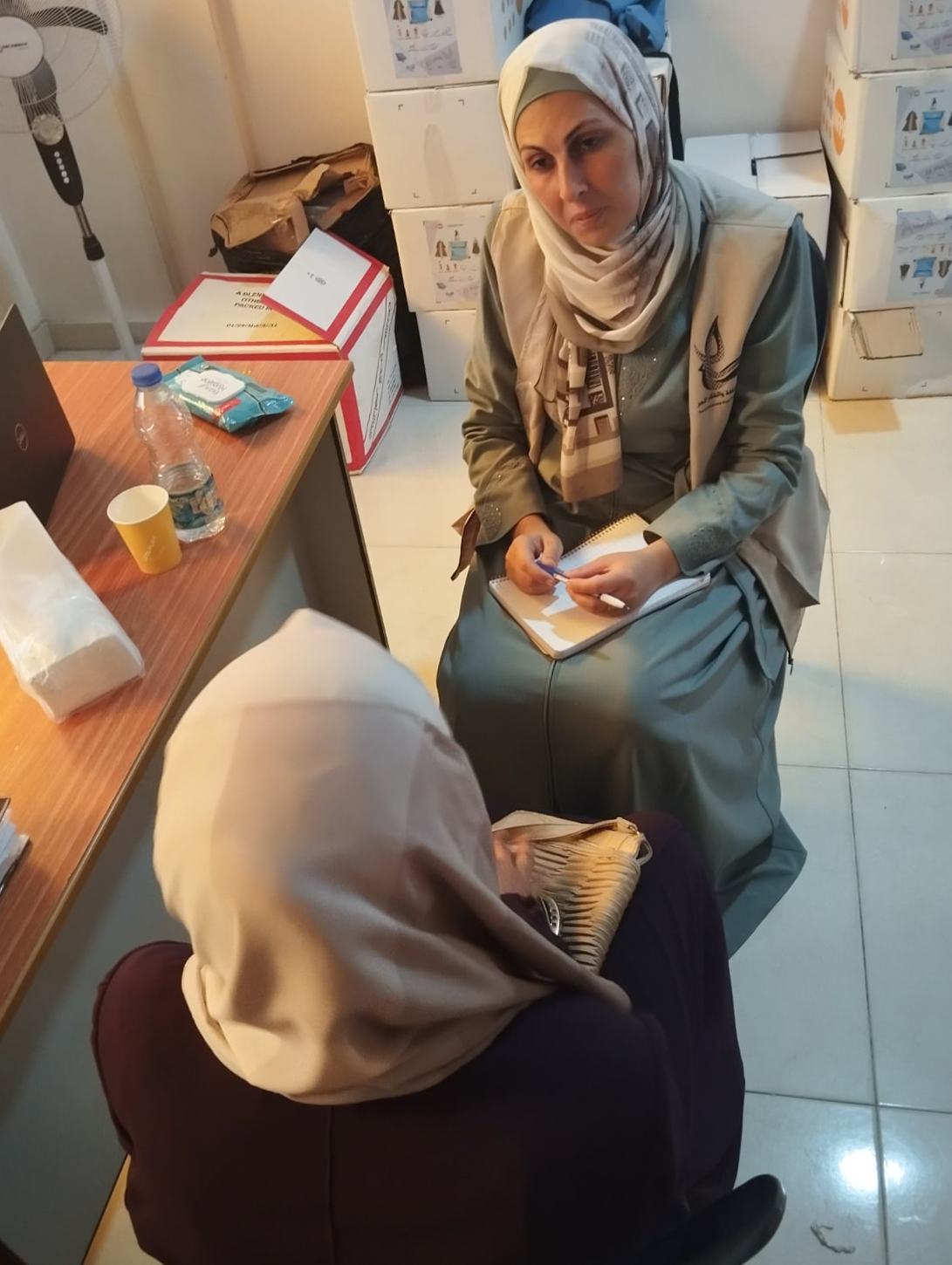 سهير تعمل في مكان آمن للنساء والفتيات في محافظة دير البلح وسط قطاع غزة.