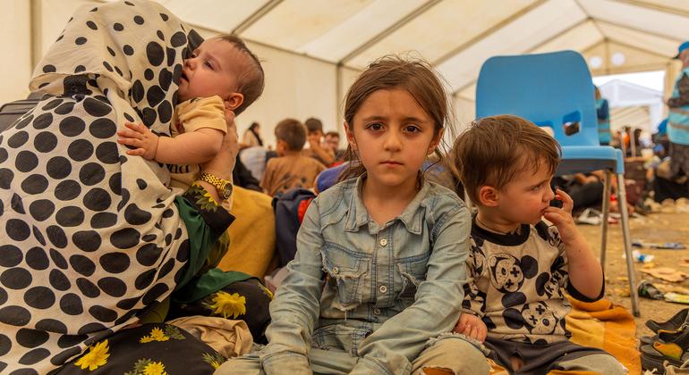 Una niña de cinco años sentada con su madre y sus hermanos en una tienda de campaña en el paso fronterizo de Islam Qala. Esta familia afgana de ocho miembros ha regresado a Afganistán tras marcharse a Irán debido a las dificultades económicas en su país.
