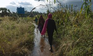 Mujeres caminan por un sendero en Kordofán del Sur (Sudán)