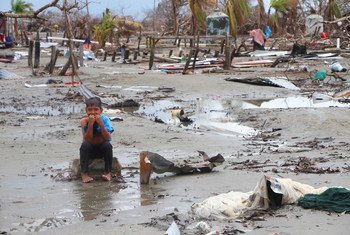 Kevin, de 7 años, regresó con su madre a su comunidad en Wawa Bar y sólo encontró los escombros de lo que fue su hogar. Las 475 familias que habitaban la comunidad se quedaron sin hogar y sin sustento tras el paso del huracán Iota en 2020.