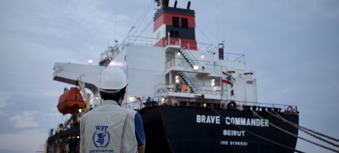 世界粮食计划署根据黑海谷物倡议装载的第一艘船。