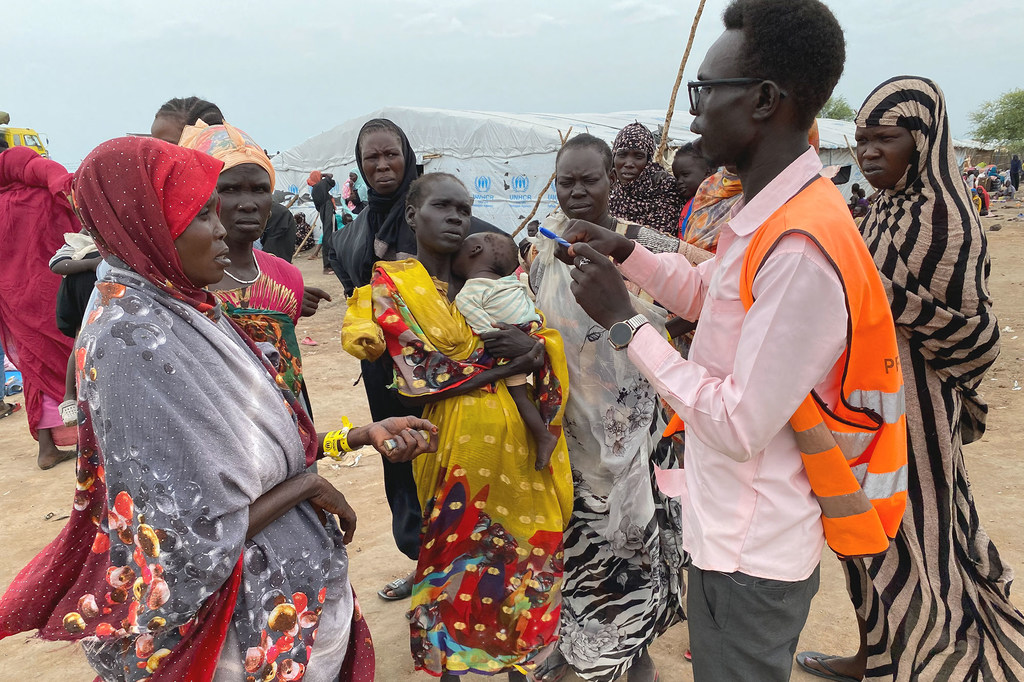 Des personnes déplacées fuyant la crise au Soudan arrivent à Renk, au Soudan du Sud.