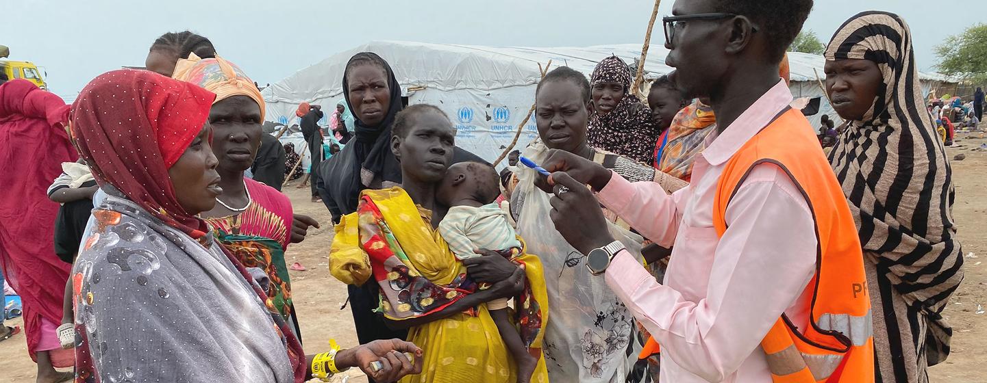 Des personnes déplacées fuyant la crise au Soudan arrivent à Renk, au Soudan du Sud.