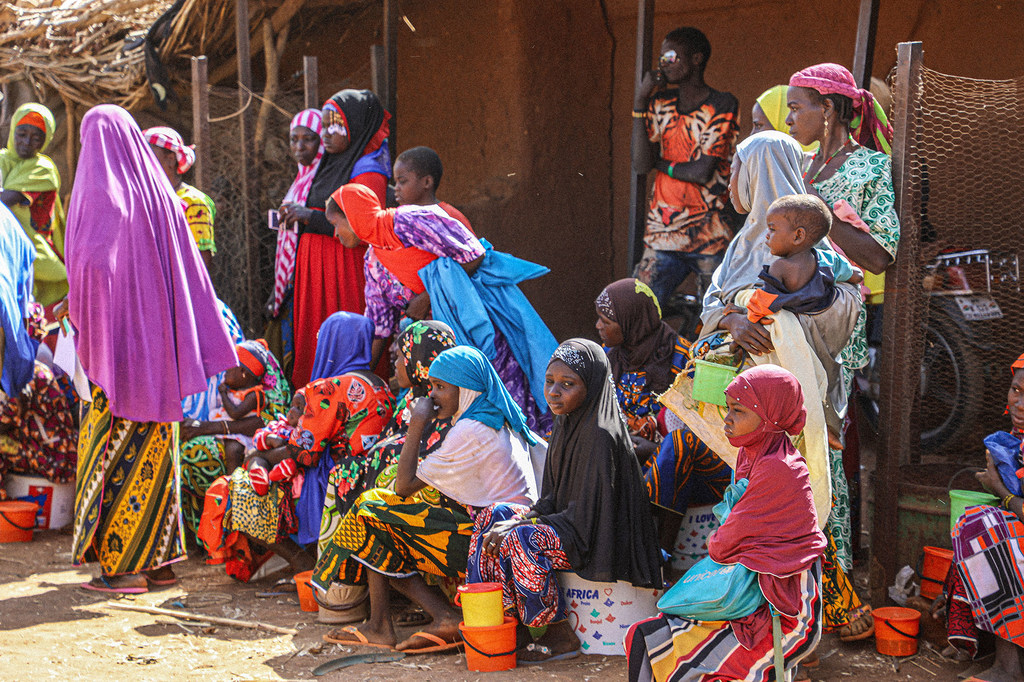 Des femmes et des enfants attendent des rations lors d'une distribution du PAM dans la région de Tahoua au Niger.