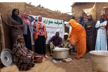 تدير غرفة طوارئ أبو شوك المطابخ المجتمعية في المعسكر.