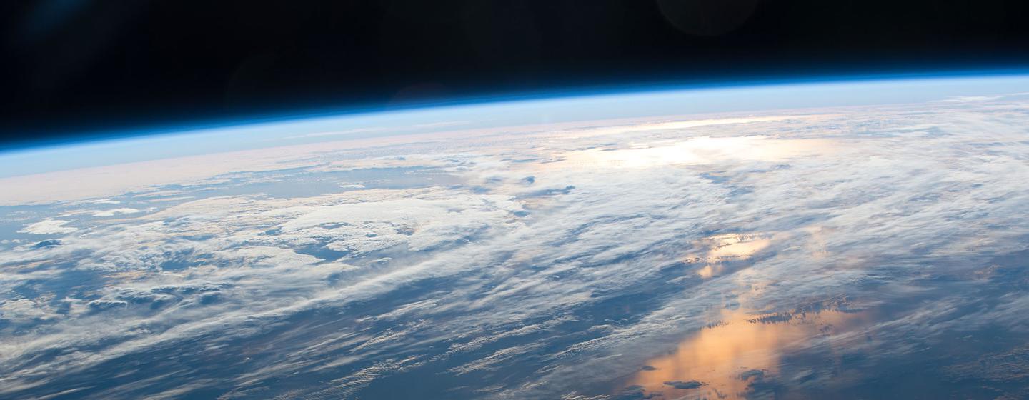 La couche d'ozone, mince bouclier de gaz, est vue de l'espace.