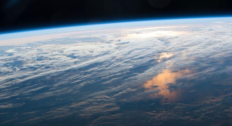 A camada de ozônio, um fino escudo de gás, é vista do espaço.