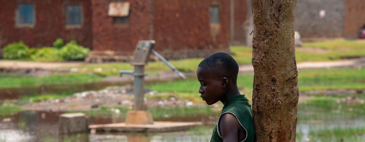 Un enfant se tient à côté d’une station de pompage d’eau à Gatumba, près de Bujumbura au Burundi.
