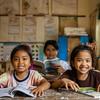 在柬埔寨金边的一所小学，学生们在阅读。