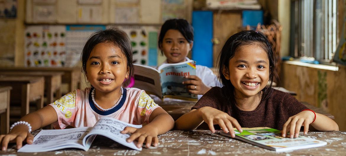 在柬埔寨金边的一所小学，学生们在阅读。