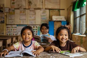 Estudiantes en una escuela primaria de Phnom Penh, Camboya