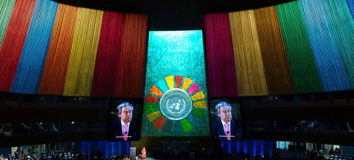 Vue d'ensemble de l'ouverture du week-end d'action sur les ODD. Le Secrétaire général António Guterres apparaît sur les écrans alors qu'il prononce son discours.