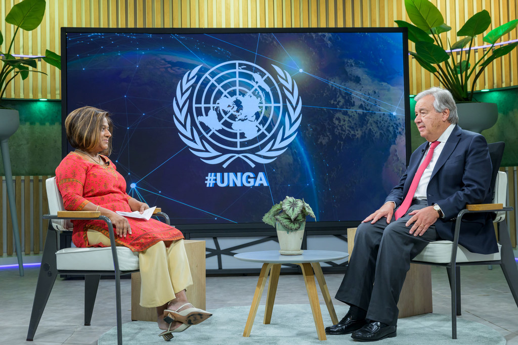 O secretário-geral, António Guterres, (à direita) é entrevistado por Mita Hosali, Diretora Adjunta da Divisão de Notícias e Mídia do departamento de comunicações da ONU