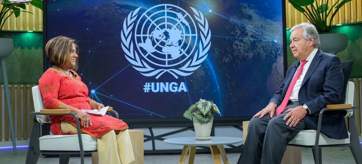 Le Secrétaire général António Guterres (à droite) est interviewé par Mita Hosali, Directrice adjointe de la Division de l’information et des médias au sein du Département de la communication globale des Nations Unies
