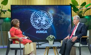 O secretário-geral, António Guterres, (à direita) é entrevistado por Mita Hosali, Diretora Adjunta da Divisão de Notícias e Mídia do departamento de comunicações da ONU