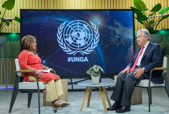 यूएन महासचिव एंतोनियो गुटेरेश (दाएं) ने महासभा के 78वें सत्र पहले यूएन न्यूज़ व मीडिया प्रभाग की उपनिदेशक मीता होसाली के साथ एक विशेष बातचीत की.
