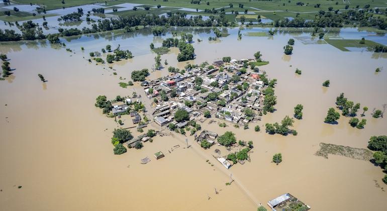 हवाई दृश्य में पंजाब के झंग ज़िले में आई बाढ़ से हुई तबाही दिखाई दे रही है. 