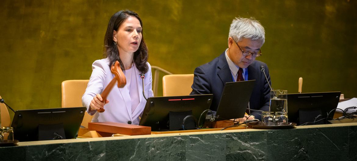 联合国大会第八十届会议主席贝尔伯克（左）在联合国总部主持会议。