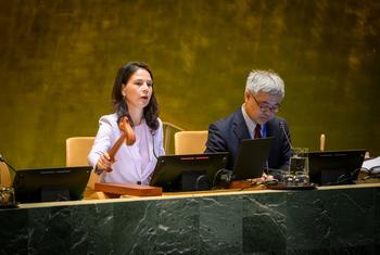 أنالينا بيربوك (يسار)، رئيسة الدورة الثمانين للجمعية العامة للأمم المتحدة، تفتتح اجتماعا في مقر الأمم المتحدة.