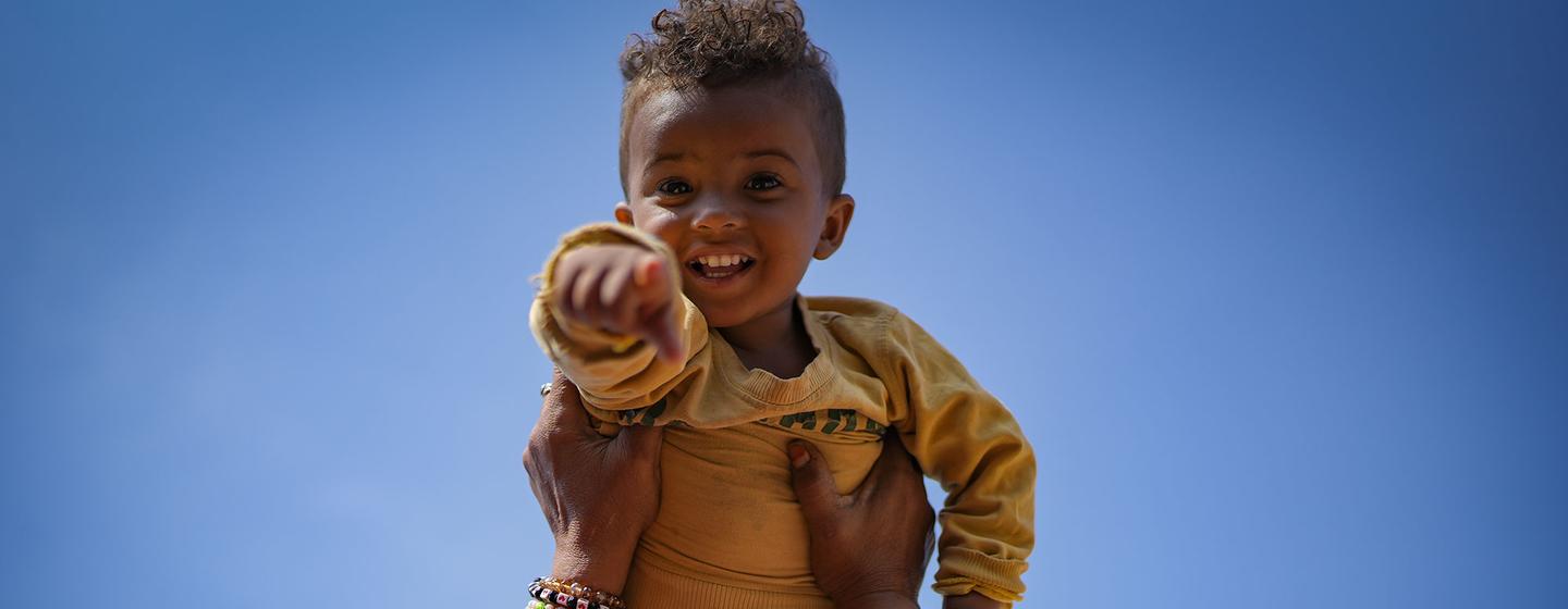 Un niño en Yemen disfruta de una vida feliz y activa tras recuperarse de desnutrición aguda, gracias a un programa de alimentación terapéutica de la ONU (Lahj, Yemen; diciembre de 2024). 