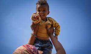 Un niño en Yemen disfruta de una vida feliz y activa tras recuperarse de desnutrición aguda, gracias a un programa de alimentación terapéutica de la ONU (Lahj, Yemen; diciembre de 2024). 