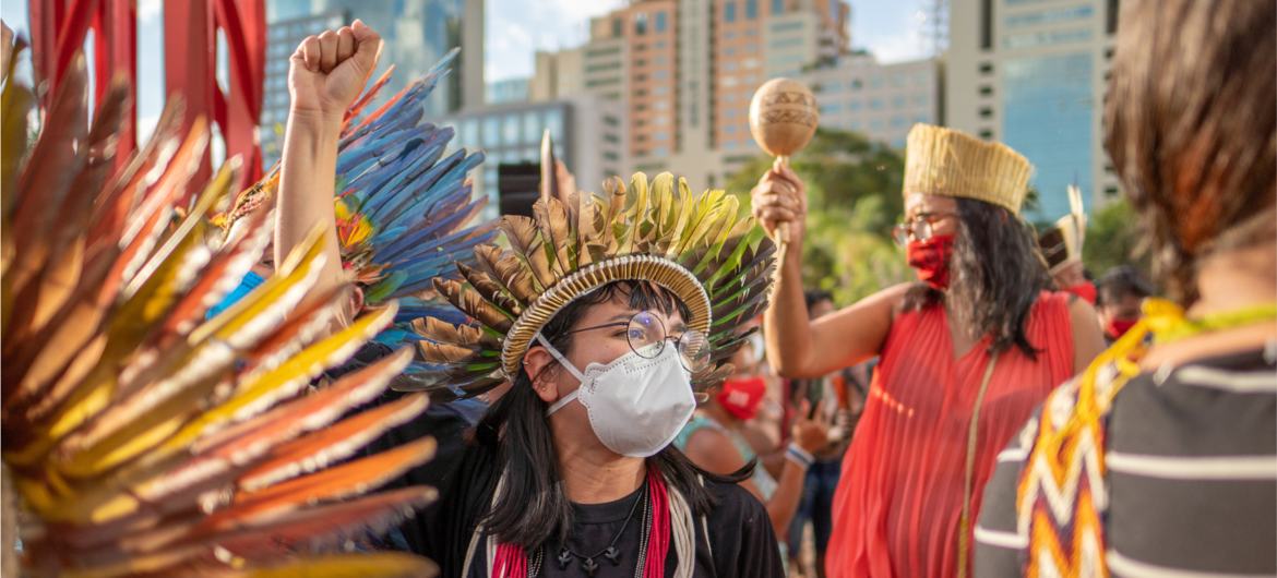 Ativista indígena Txai Suruí participa de protesto em Brasília