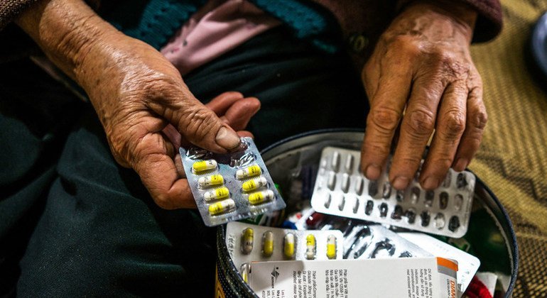 Una mujer de 68 años toma su medicación para la diabetes en su casa de la provincia rural de Ha Nam, Viet Nam.