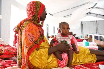 لاجئة سودانية تتلقى رعاية طبية لطفلها في شرق تشاد.