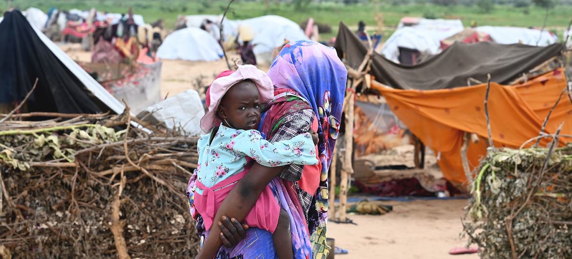 يستضيف السودان أكثر من 100 ألف لاجئ من السودان، معظمهم من الأطفال والنساء، اضطروا إلى عبور الحدود بسبب القتال الدائر بين الجيش السودان وقوات الدعم السريع.