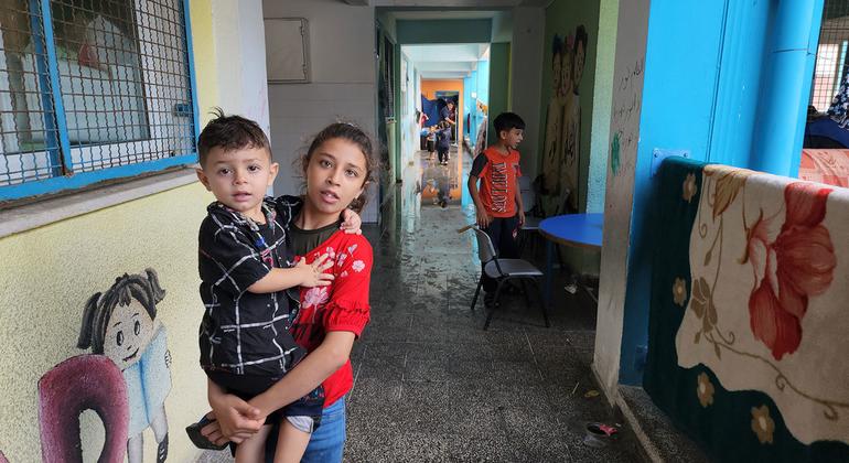 Des familles palestiniennes qui ont fui leur foyer en raison du conflit sont hébergées dans des écoles de l'UNRWA.