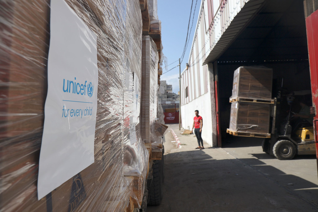 L'UNICEF distribue des fournitures médicales qui se trouvaient déjà à Gaza.  UNICEF/Mohammad Ajjour Les fournitures médicales qui se trouvaient déjà à Gaza sont distribuées par l'UNICEF.