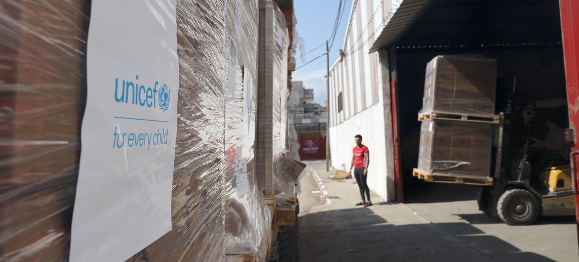 L'UNICEF distribue des fournitures médicales qui se trouvaient déjà à Gaza.  UNICEF/Mohammad Ajjour Les fournitures médicales qui se trouvaient déjà à Gaza sont distribuées par l'UNICEF.