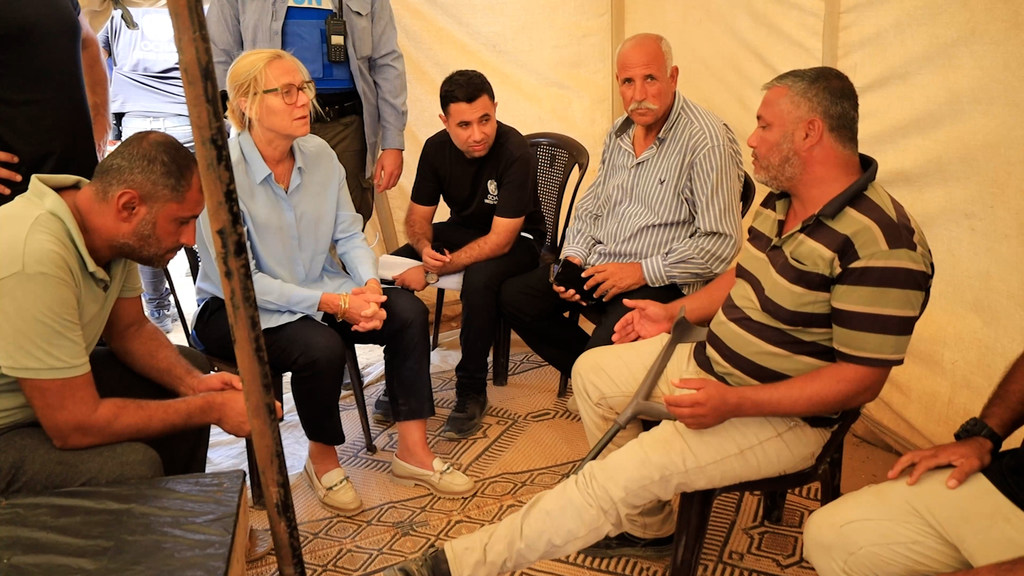 التقت سيغريد كاغ بالفلسطينيين النازحين في مخيم على شاطئ دير البلح في غزة.