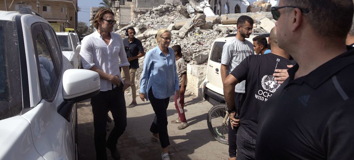 سيخريد كاخ كبيرة منسقي الأمم المتحدة للشؤون الإنسانية وإعادة الإعمار في غزة، تزور دير البلح - وسط القطاع