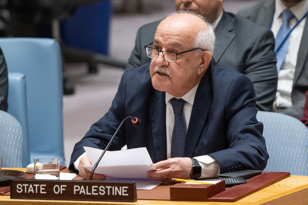 L'Ambassadeur palestinien Riyad Mansour intervient lors dune réunion du Conseil de sécurité sur le Moyen Orient et la question palestinienne. L'Ambassadeur palestinien Riyad Mansour intervient lors dune réunion du Conseil de sécurité sur le Moyen Orient et la question palestinienne.