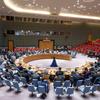 لقطة واسعة لاجتماع مجلس الأمن United Nations في قاعة مؤتمرات كبيرة. يجلس المندوبون حول طاولة دائرية كبيرة.
