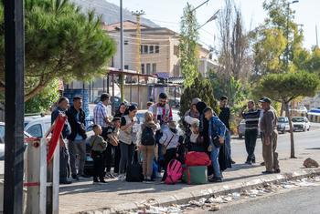 لبنان میں جنگ سے بھاگ کر لوگ ہمسایہ ملک شام جانے کے لیے سرحد پر بیٹھے ہیں۔